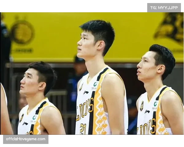 广厦揭幕战领冠军戒指，孙铭徽胡金秋见证队史首冠升旗