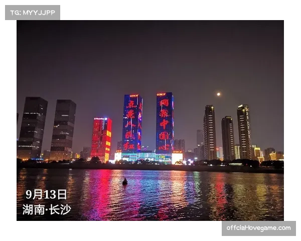 伯纳乌球场灯光秀，欧冠之夜氛围拉满