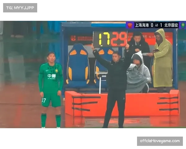 转播镜头捕捉:看台上有球迷展示“2026,我们要冠军”的标语 转播镜头捕捉:看台上有球迷展示“2026,我们要冠军”的标语